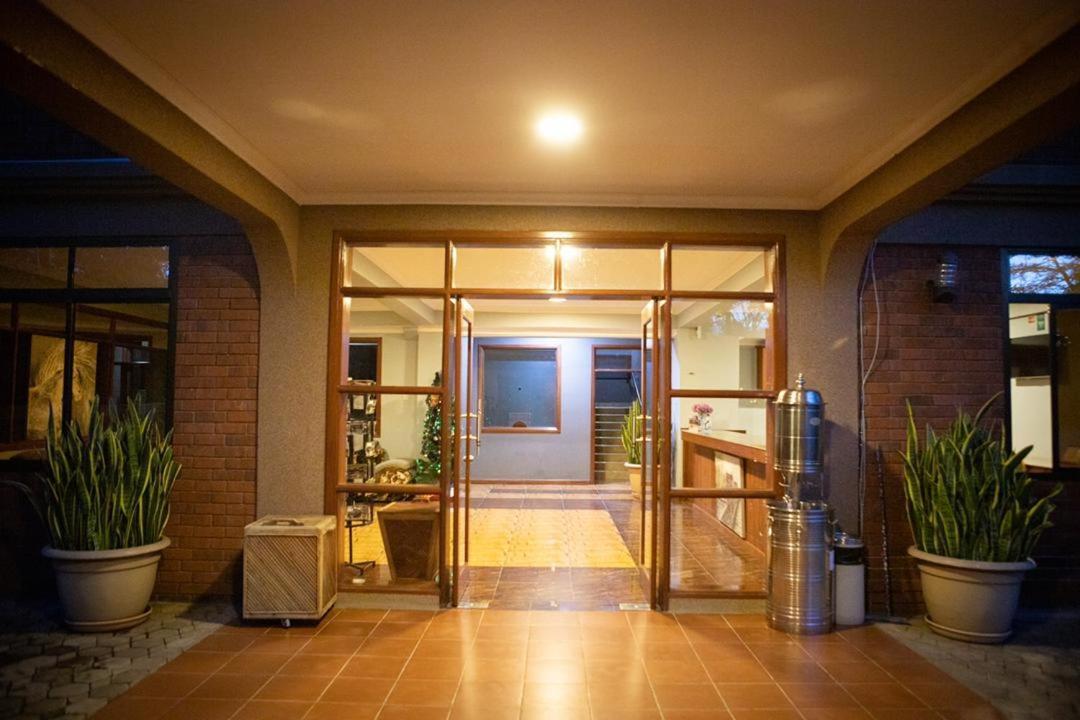 Summit Lodge Marombosa Екстер'єр фото